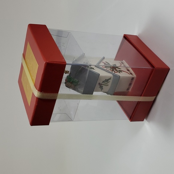 Lenox "Winter Greetings Birdhouse" Ornament - Picture 4 of 6